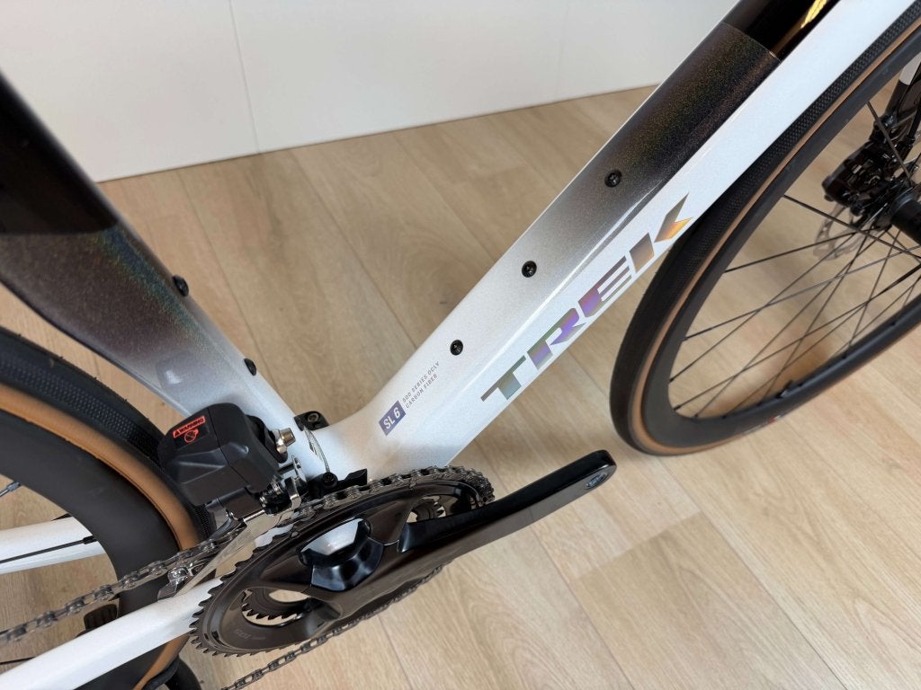 Trek Madone SL 6 Gen 8 - Shimano 105 Di2 - Maat L - Nieuw, Fietsen en Brommers, 28 inch, Carbon, Info@velostudio.nl, Heren