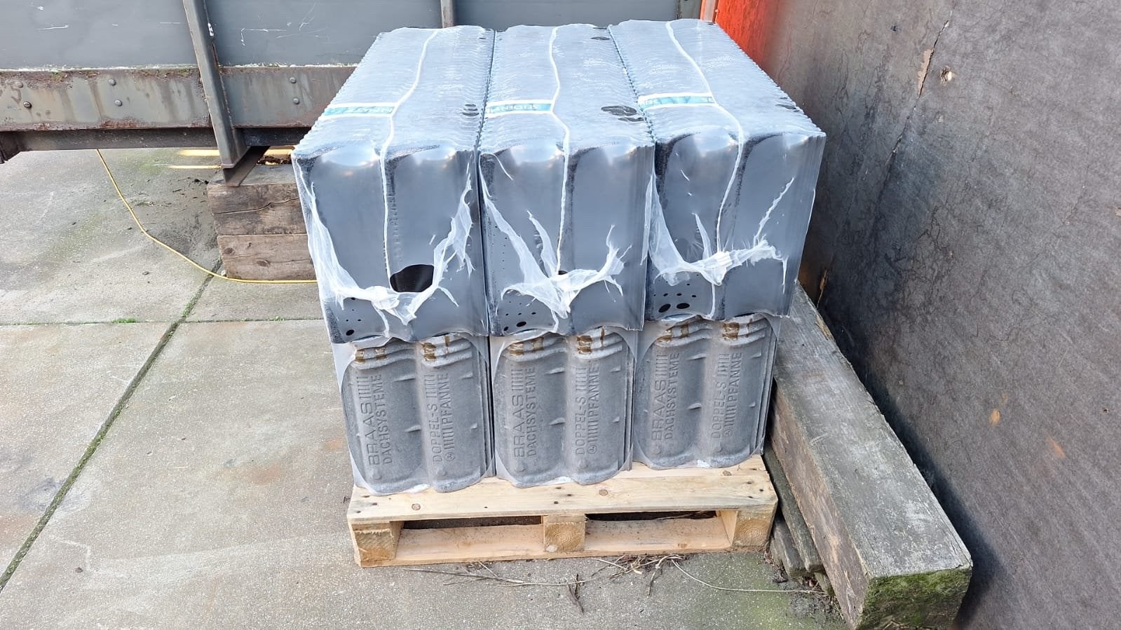 2 pallets €80,- Monier Sneldek novo+ antraciet dakpan, Steen of Klei, Nieuw, Ophalen of Verzenden, 15 m² of meer