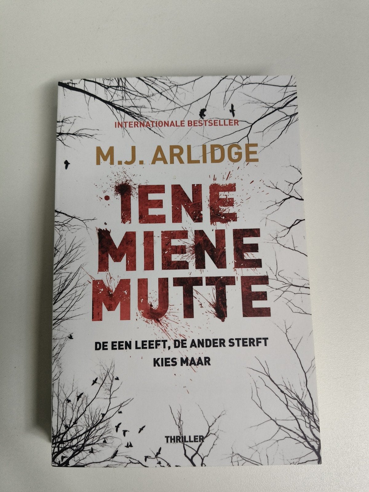 Tene Miene Mutte - M.J. Arlidge (Thriller), Boeken, Thrillers, Zo goed als nieuw, Nederland, Ophalen of Verzenden
