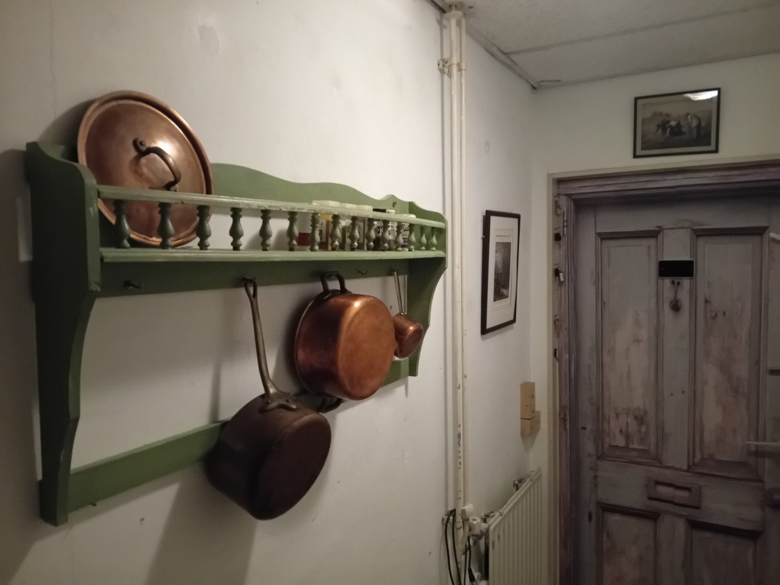 Oud keukenrek met pannen, Ophalen