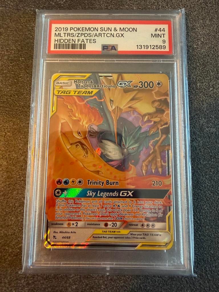 Moltres & Zapdos & Articuno Pokemon Hidden Fates Graded PSA9, Ophalen of Verzenden, Zo goed als nieuw, Losse kaart