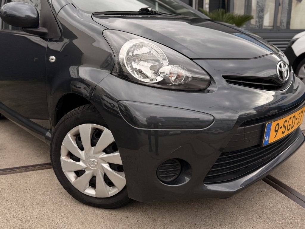Toyota Aygo 1.0 VVT-i Now Facelift Airco 5drs NAP! inruil mo, Auto's, Euro 5, Gebruikt, 4 stoelen, Origineel Nederlands