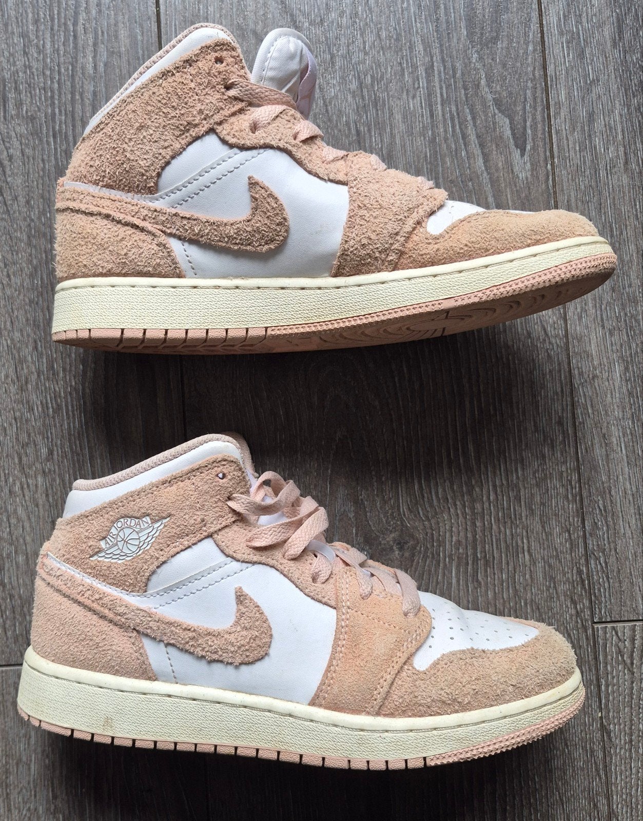 Nike Air Jordan 1 Mid SE "Pink Suede" 36, Meisje, Sportschoenen, Ophalen of Verzenden, Zo goed als nieuw
