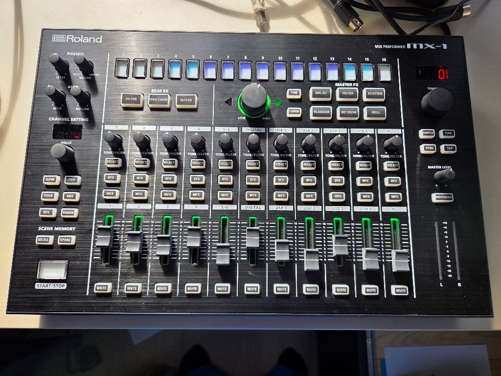 Roland MX-1 Mix Performer Aira + Decksaver + originele doos, Muziek en Instrumenten, Ophalen of Verzenden, Zo goed als nieuw