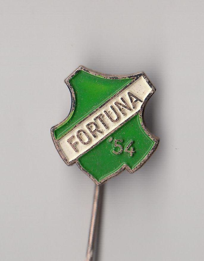 Voetbal Fortuna 54 logo speldje, Verzamelen, Speldjes, Pins en Buttons, Gebruikt, Niet vindbaar, Niet vindbaar, Speldje of Pin
