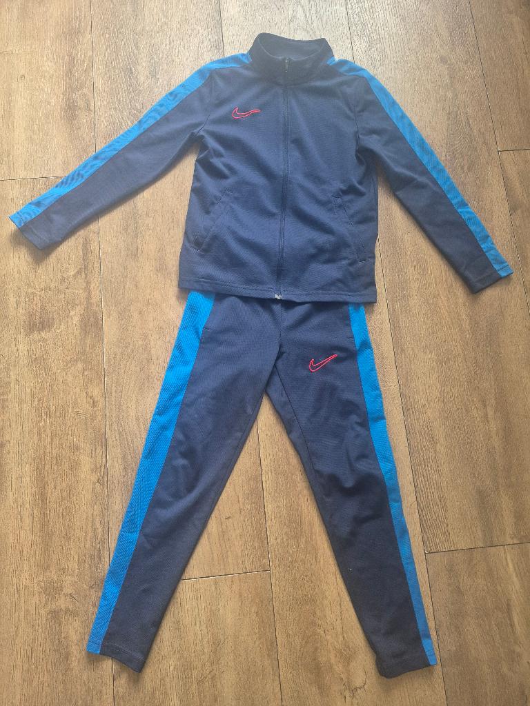 Te koop leuk trainingspak van Nike 122/128, Gebruikt, Ophalen of Verzenden, Setje, Nike