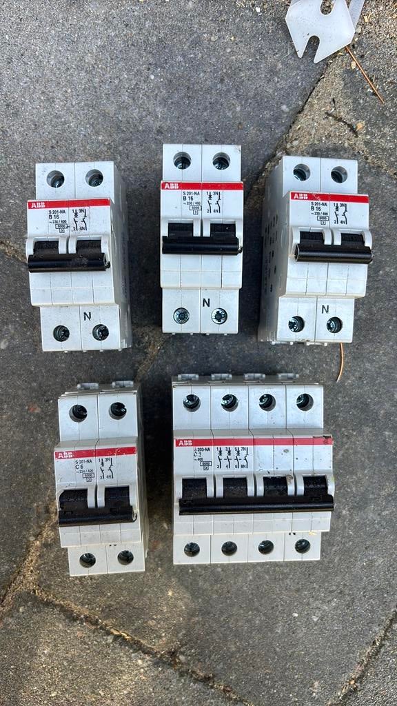 ABB Installatieautomaten 1x C6, 3x B16, 1x C2 (3-fase + N), Ophalen of Verzenden, Zo goed als nieuw, Overige typen