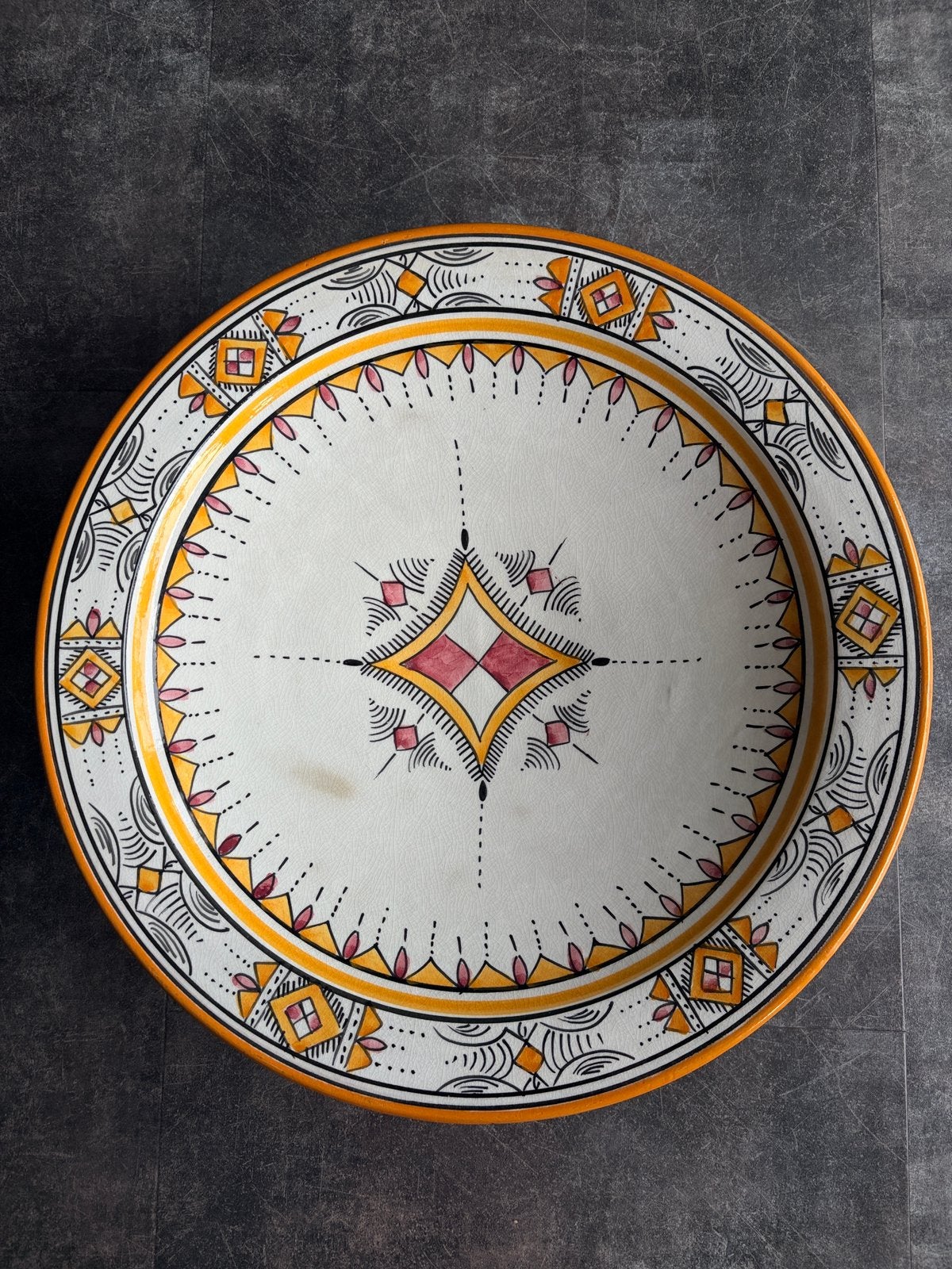 Marokkaanse aardewerk Schaal met patronen - diameter 42 cm, Nieuw, Ophalen of Verzenden, Schaal of Schalen, Overige stijlen