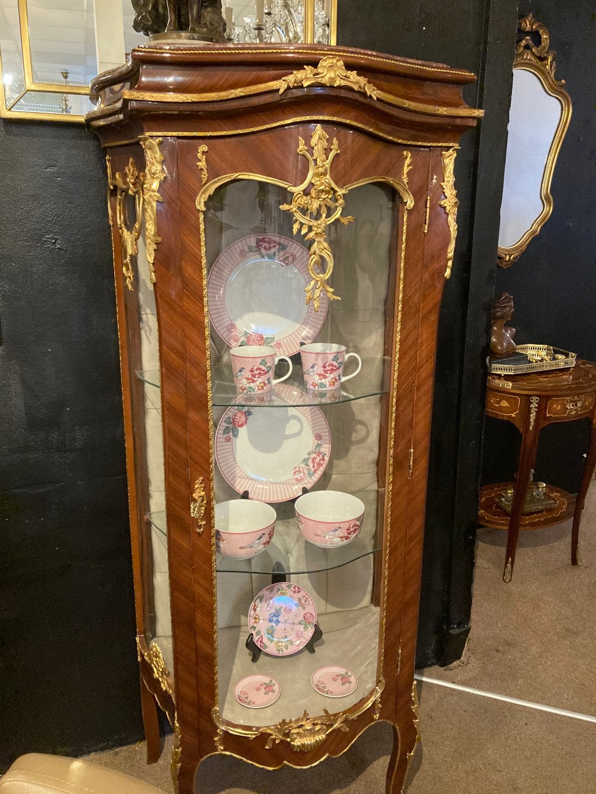 Prachtige vitrine vol met brons en gebogen glas, Ophalen