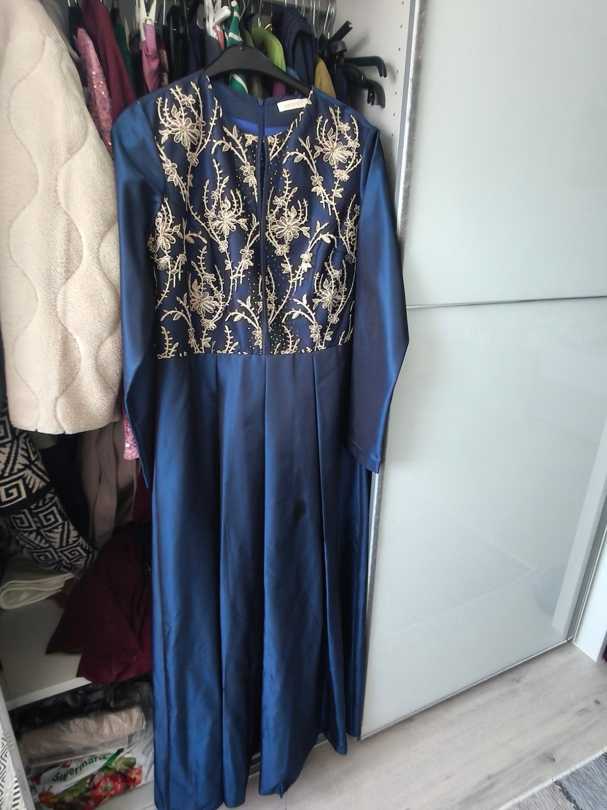 Elegante avondjurk met borduursel of pailletten, Kleding | Dames, Jurken, Zwart, Maat 42/44 (L), Ophalen of Verzenden, Zo goed als nieuw