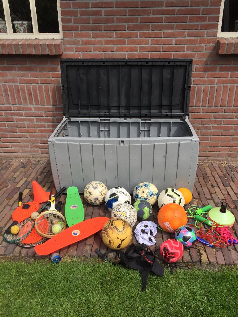 Grote 'tuinkussenbak" met divers buitenspeelgoed, Kinderen en Baby's, Speelgoed | Buiten | Speeltoestellen, Ophalen, Gebruikt