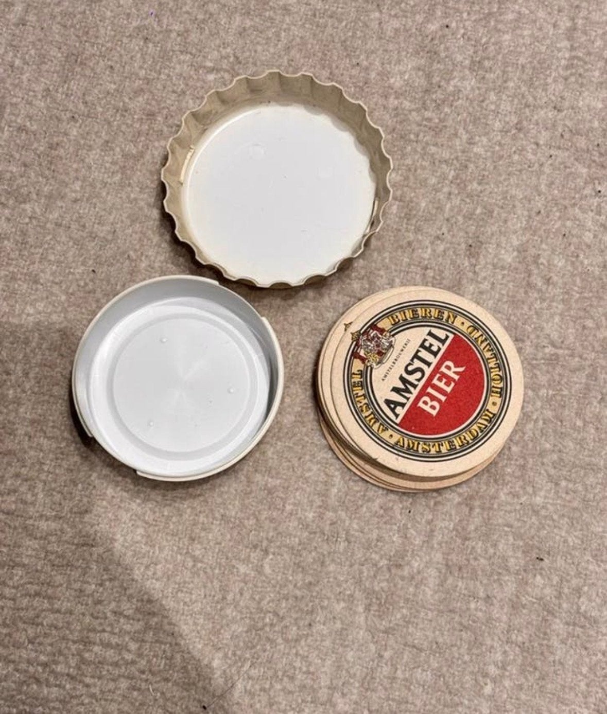 Amstel bierviltjes met kroonkurk houder - Nieuw!, Verzamelen, Biermerken, Zo goed als nieuw, Viltje(s), Amstel, Ophalen of Verzenden