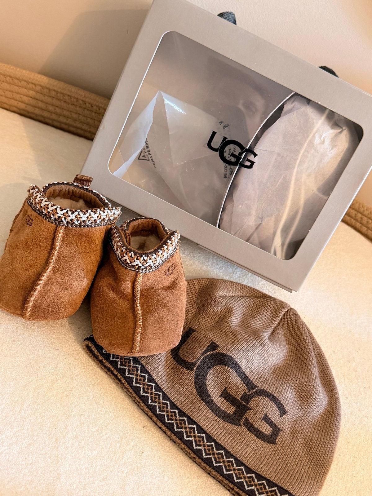 UGG Baby Tasman en Beanie Set - Nieuw in Doos, Ophalen, Nieuw, Jongetje of Meisje