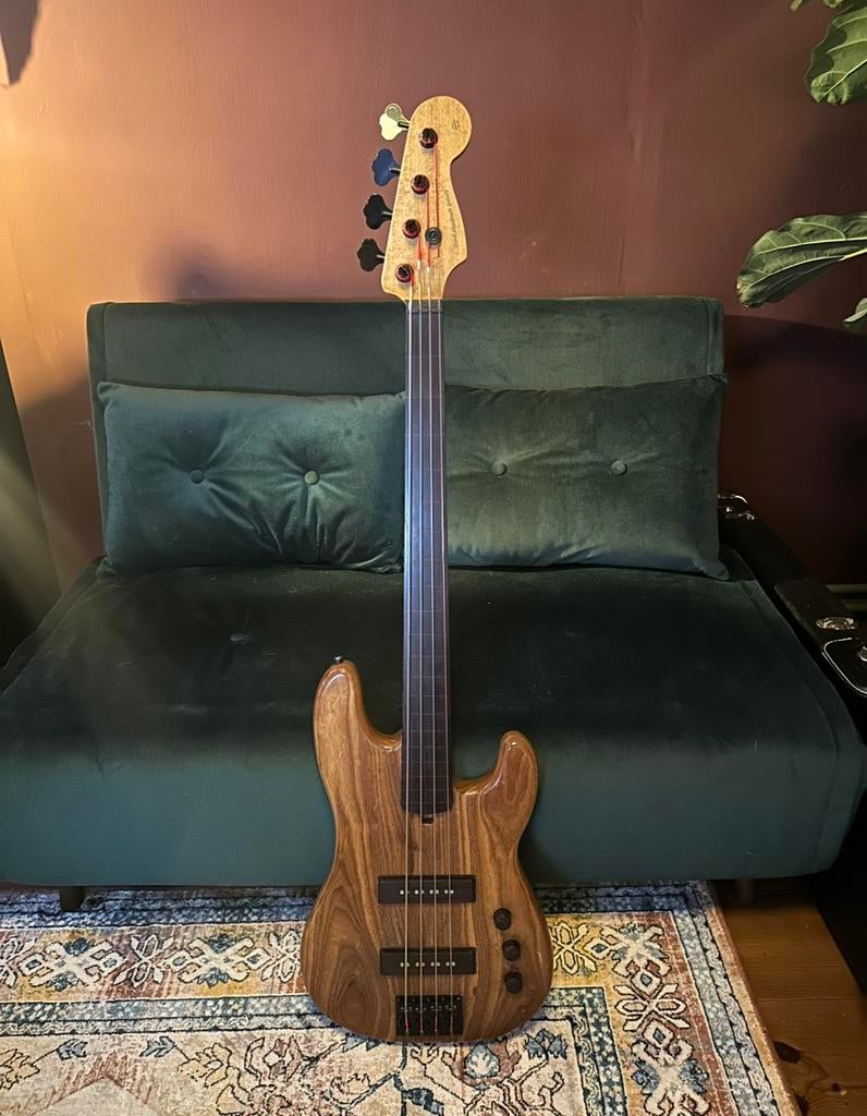 Unieke handgemaakte fretless jazz stijl bass – incl. koffer, Muziek en Instrumenten, Snaarinstrumenten | Gitaren | Bas, Ophalen