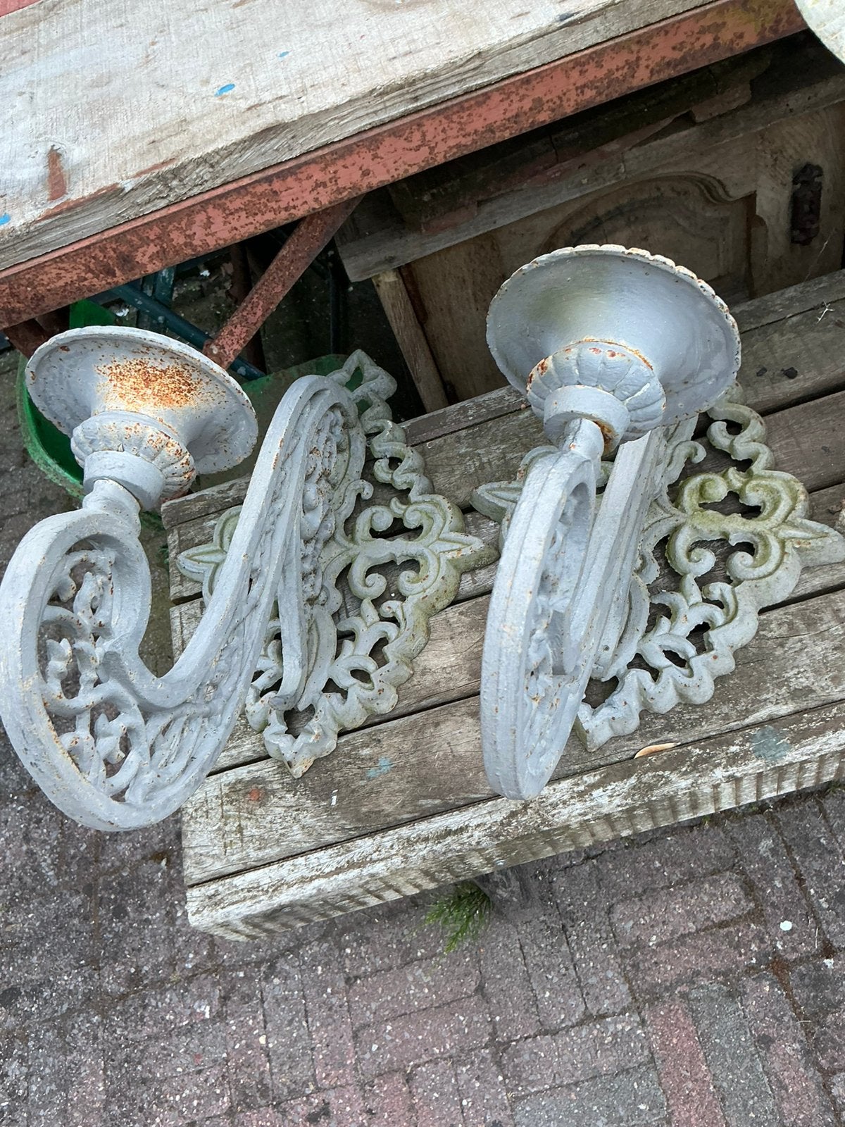 2 gietijzeren wand kandelaars, Ophalen