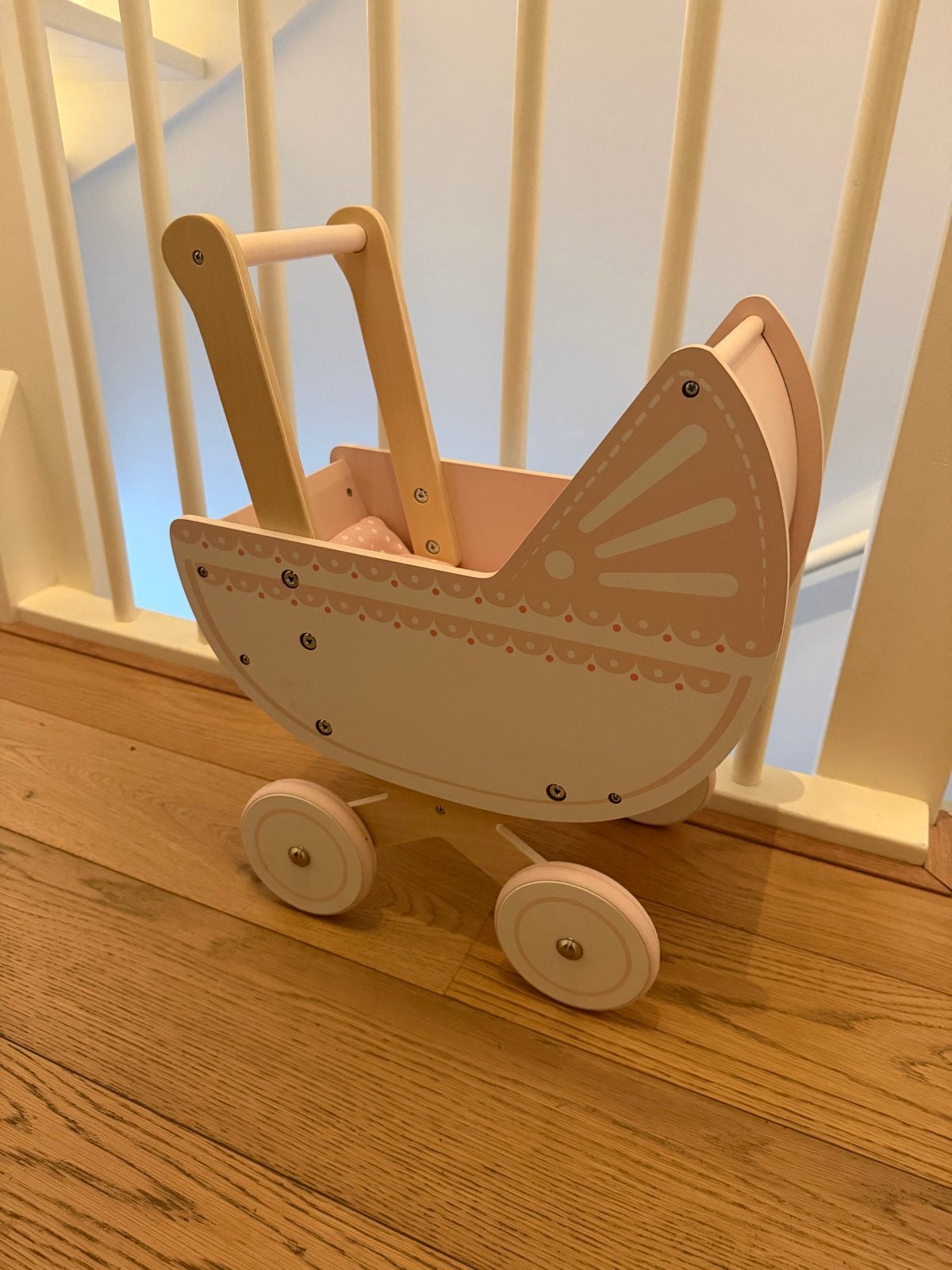 Houten poppenwagen roze - New Classic Toys, Kinderen en Baby's, Speelgoed | Poppen, Ophalen, Zo goed als nieuw, Overige typen