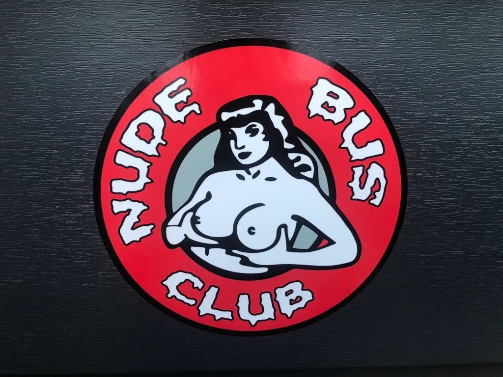 VW Nude Bus Club - Sticker - Rood - 13,3 cm, Ophalen of Verzenden