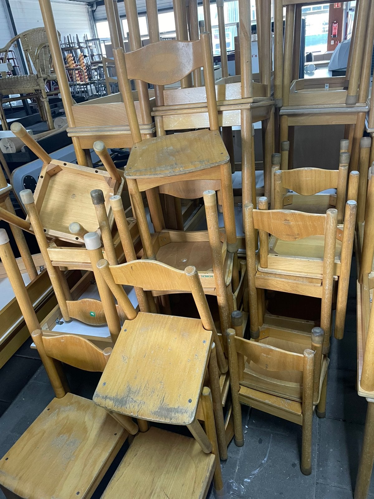 Gratis Partij Schoolstoelen en Schooltafels, Ophalen, Gebruikt, Bruin, X