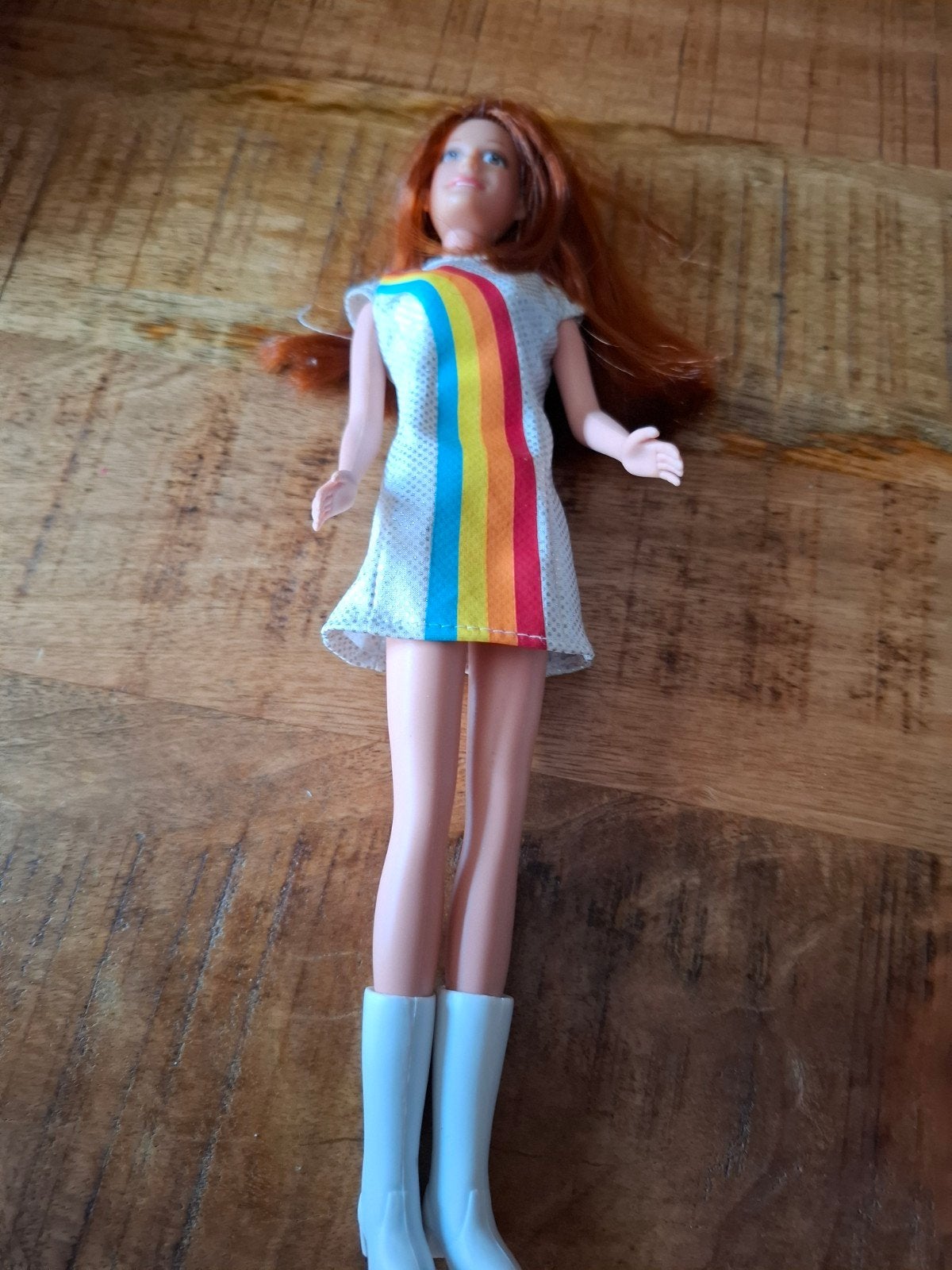 Vintage Barbie pop met regenboogjurk en witte laarzen, Ophalen of Verzenden