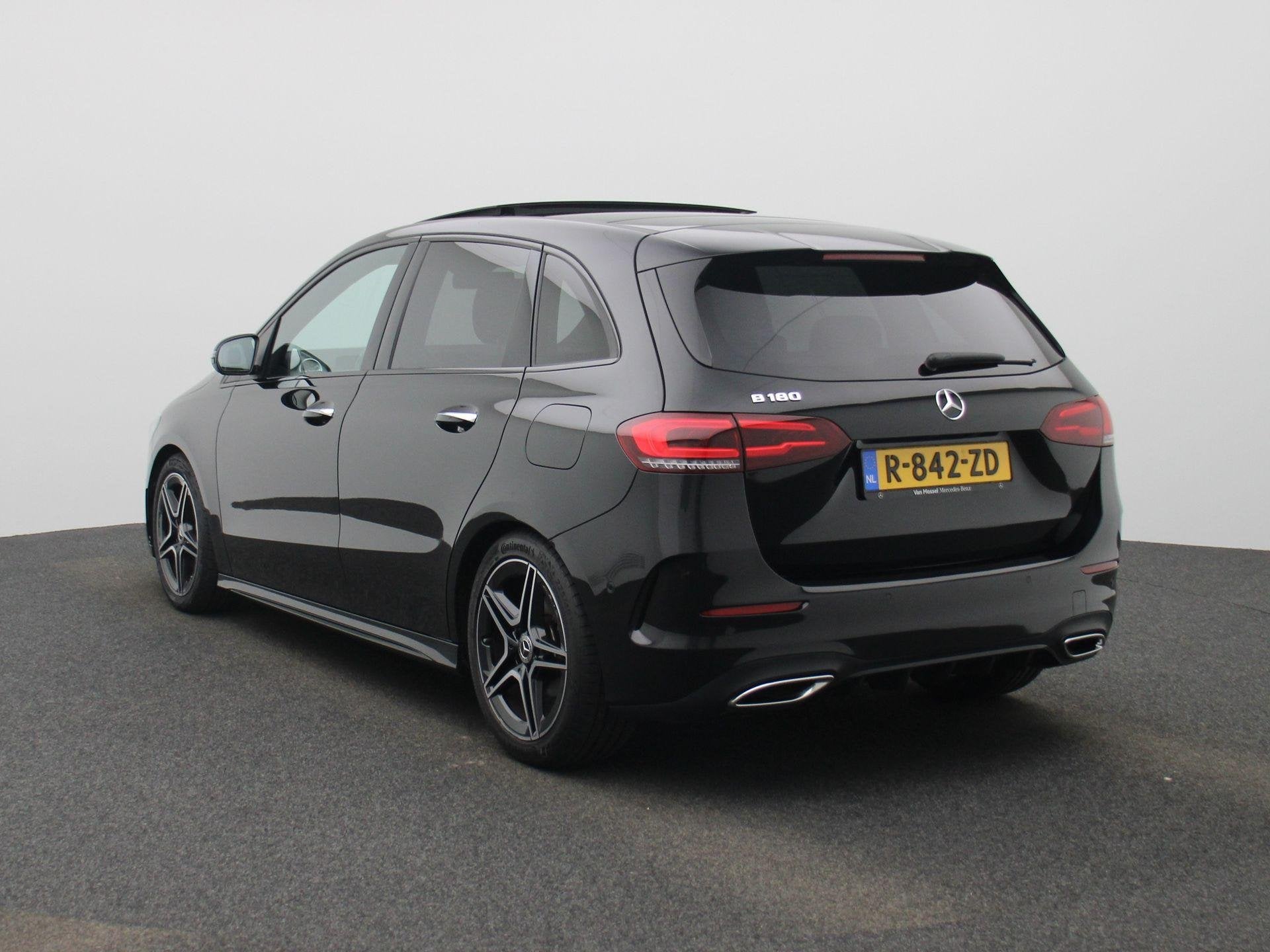 Mercedes-Benz B-klasse 180 AMG Line AUTOMAAT | PANORAMADAK |, 12 maanden, Gebruikt, 4 cilinders, Zwart