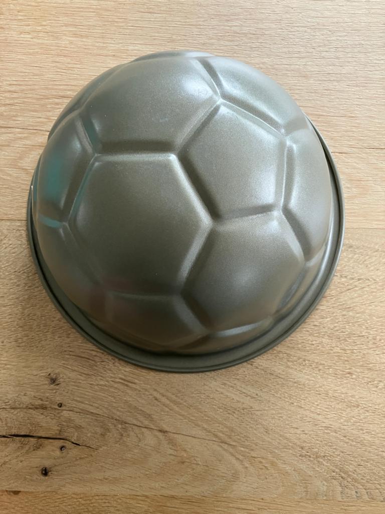 Voetbaltaartvorm - Bakvorm in voetbal design, Ophalen of Verzenden, Zo goed als nieuw, Taarten, Bakvorm