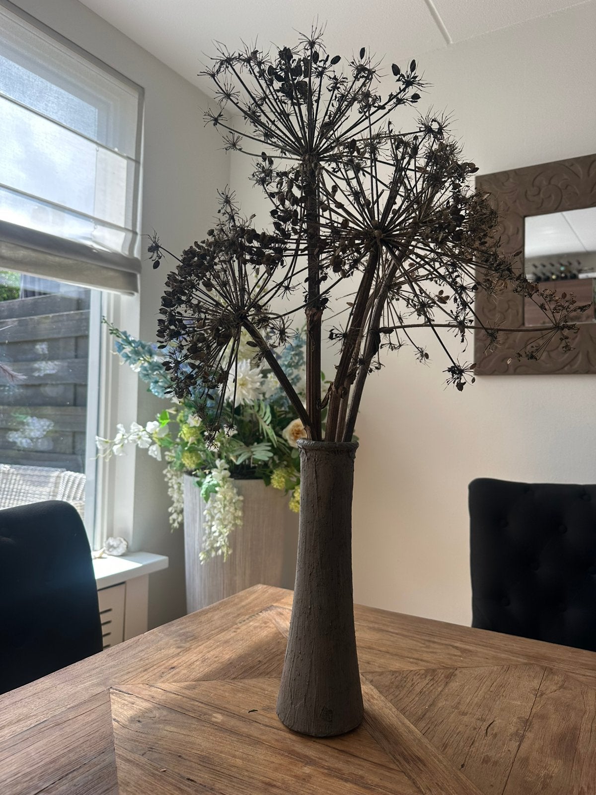 Vaas met gedroogde berenklauwen., Ophalen, Bruin, 35 cm, Inclusief droogbloemen