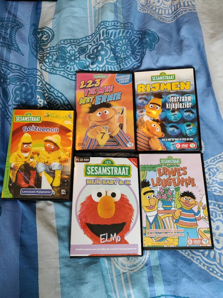 4 X DVD's van sesamstraat + PC spel, Alle leeftijden, Ophalen of Verzenden, Zo goed als nieuw, Tv fictie