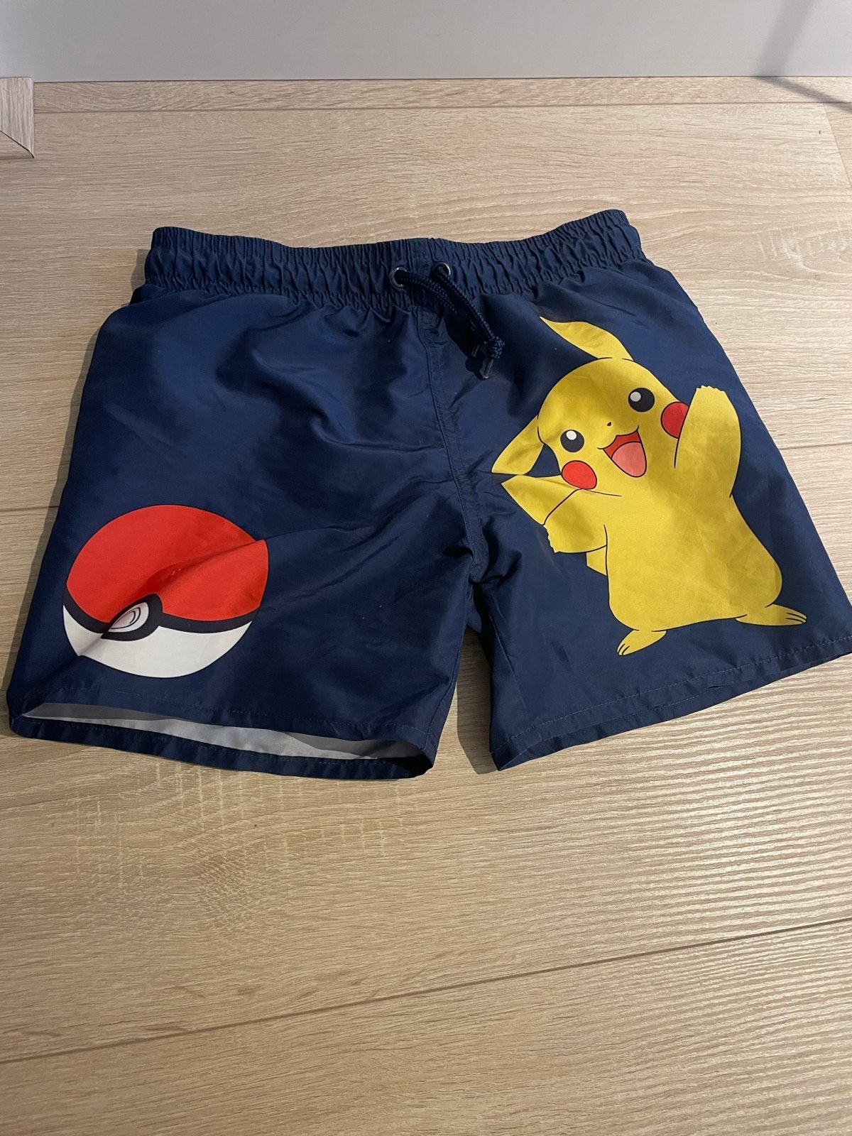 Stoere Pikachu Zwembroek - Maat 128, Gebruikt, Zwembroek, Jongen, Ophalen of Verzenden