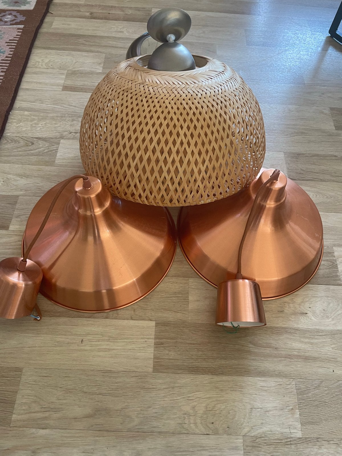 Set van 3 lampen: 1 bamboe, 2 koperen hanglampen