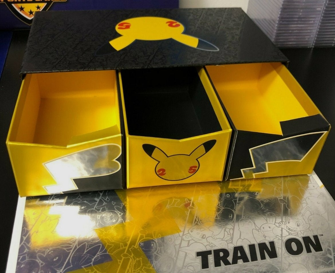 Pokémon 25th Anniversary UPC Lege Box Nieuw Gesealed, Ophalen of Verzenden, Nieuw, Overige typen