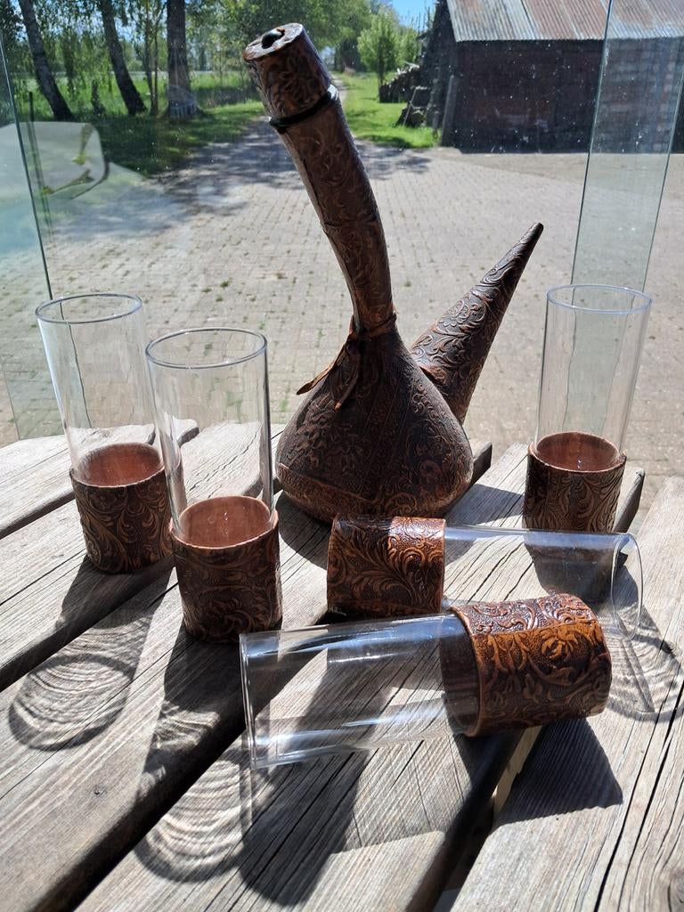 Wijnkaraf (Porron) en 5 longdrinkglazen met bewerkt leer, Ophalen of Verzenden