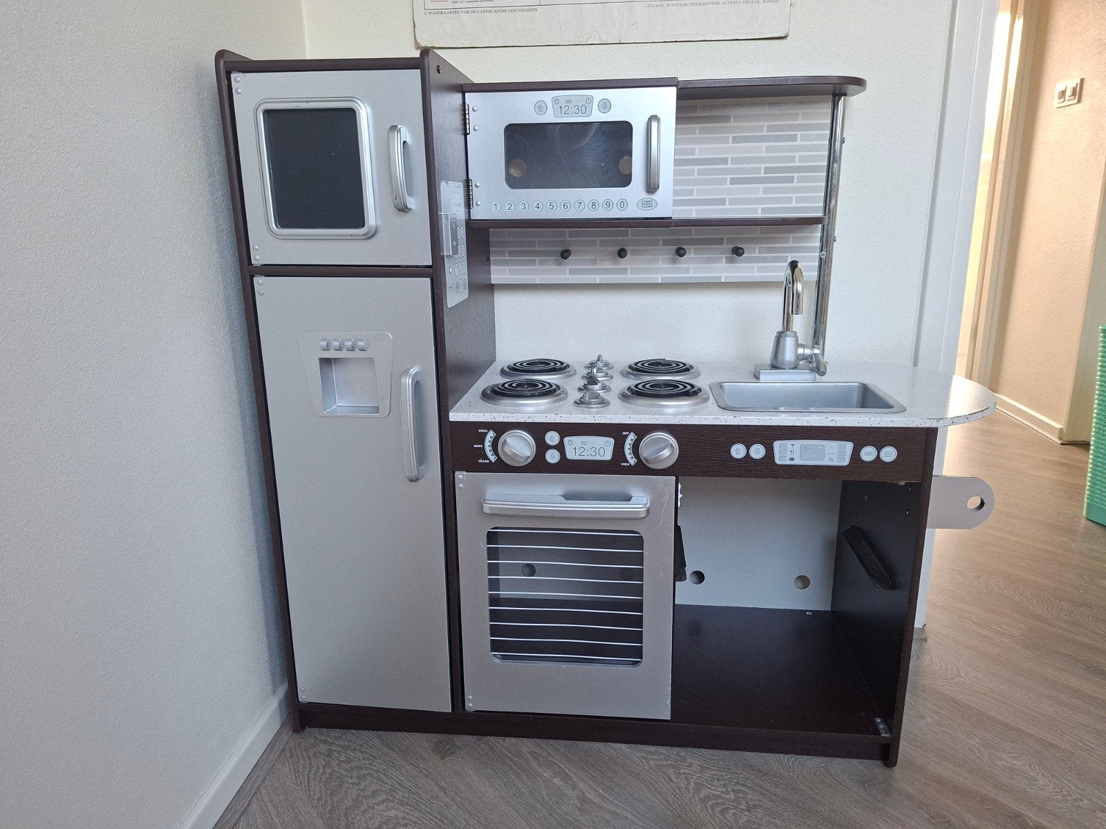 Grote houten speelkeuken met koelkast en magnetron, Ophalen, Gebruikt