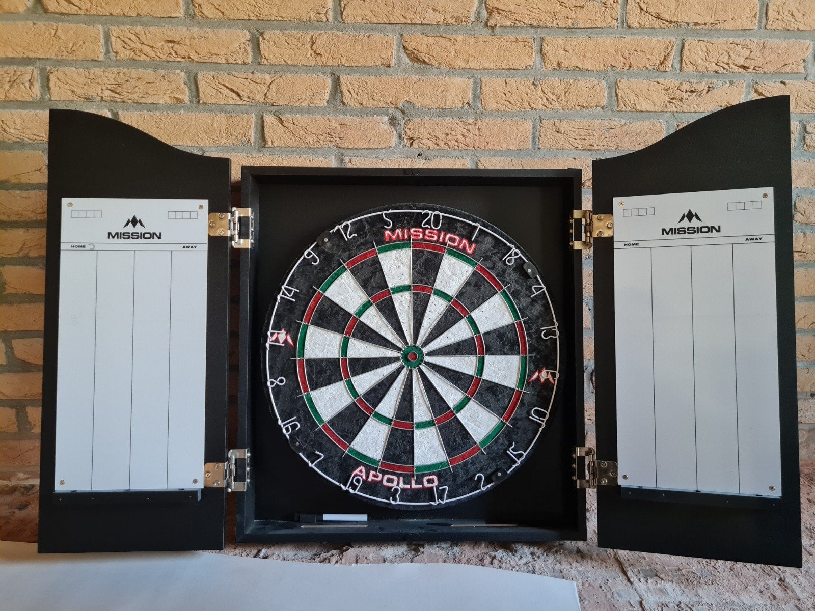 Mission Dartbord met Cabinet - Zo goed als nieuw, Sport en Fitness, Ophalen