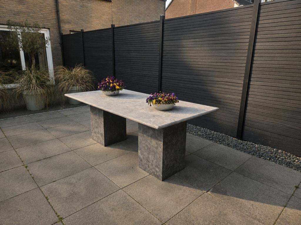 Te koop robuuste natuurstenen  tuintafel, Ophalen