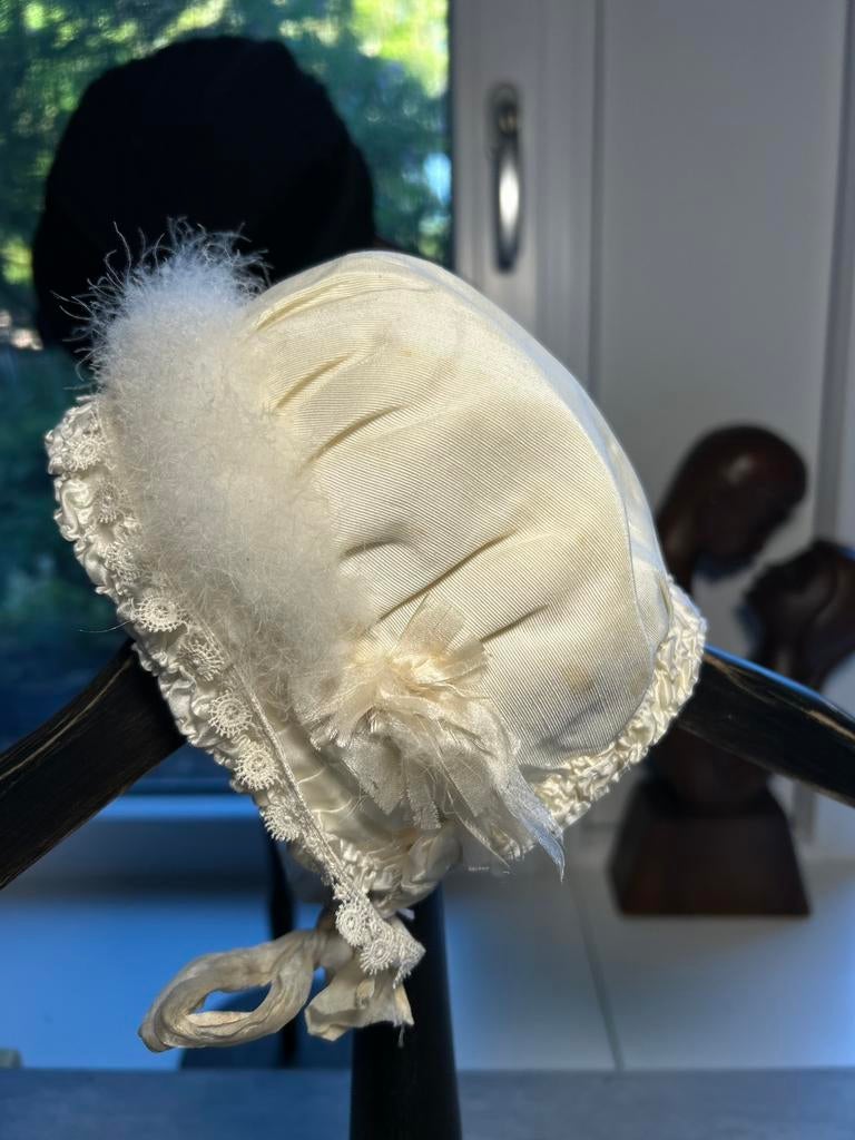 Zeer oud Antiek baby poppen mutsje, lint kant dons, Antiek en Kunst, Ophalen of Verzenden