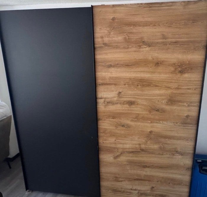 Schuifdeurkast met zwart en houtnerf design, Ophalen, Gebruikt, 100 tot 150 cm, 200 cm of meer