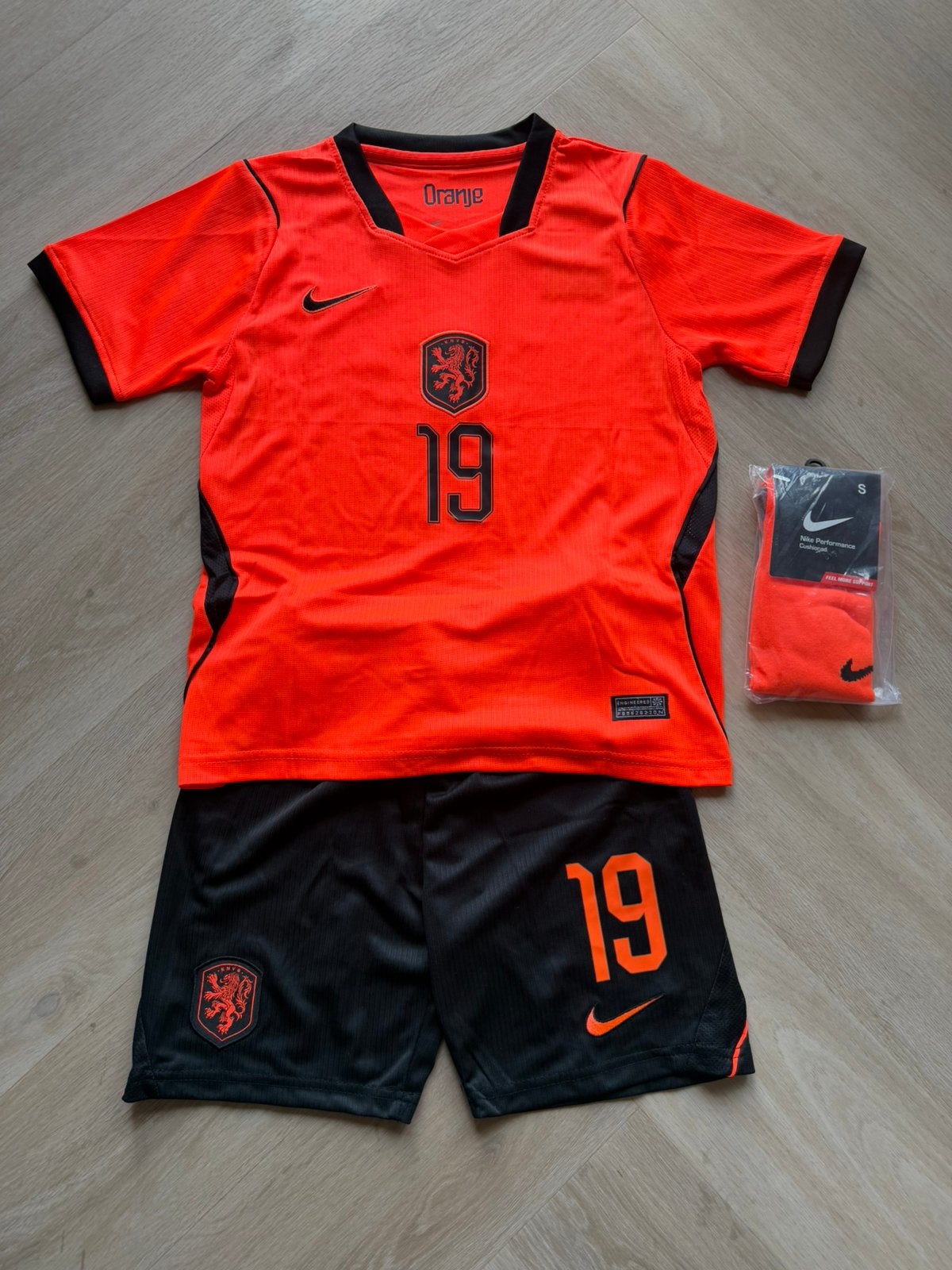 WK Nederlands elftal nieuw tenue voetbal Brian Brobbey, Maat XS of kleiner, Ophalen of Verzenden, Zo goed als nieuw, Set