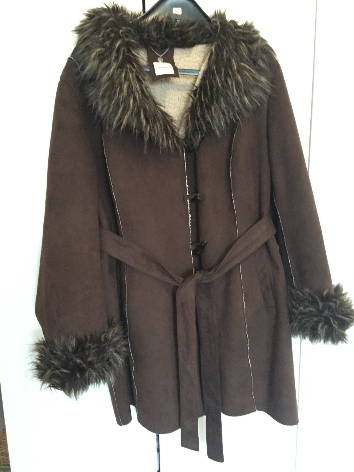 Warme bruine winterjas met bontkraag en riem, Ophalen of Verzenden, Gedragen, Maat 46/48 (XL) of groter, Bruin
