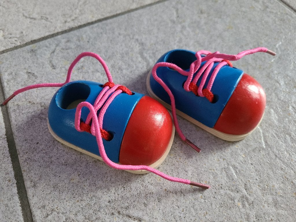 Houten schoentjes met veters, leren strikken, Ophalen of Verzenden, Zo goed als nieuw
