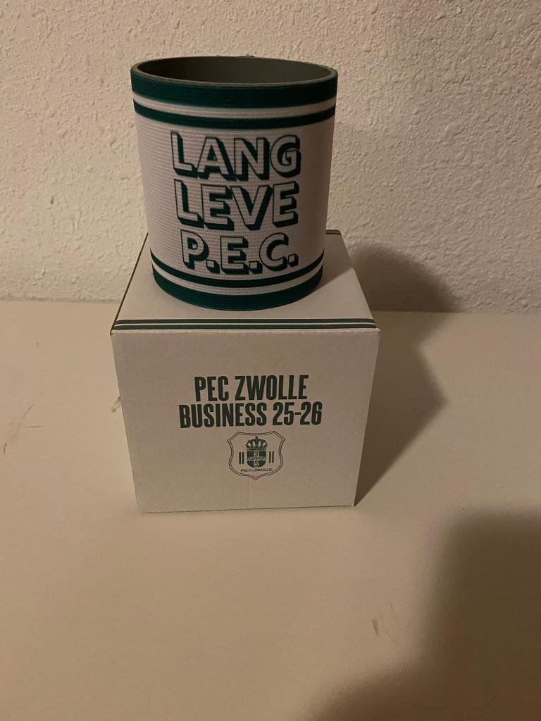 PEC Zwolle – Aanvoerdersband speld (nieuw), Maat M, Ophalen of Verzenden, Nieuw, Overige typen