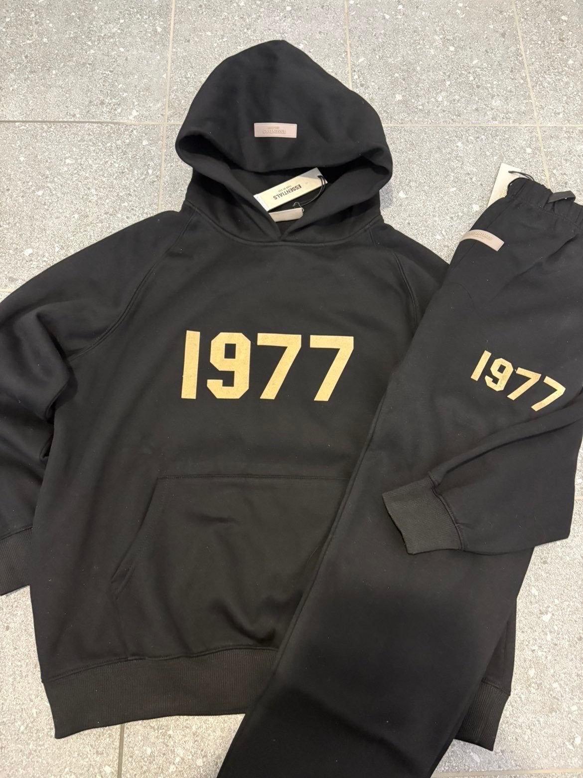 Fear of God Essentials 1977 Trainingspak - M & L, Kleding | Heren, Truien en Vesten, Ophalen of Verzenden, Nieuw, Maat 48/50 (M)