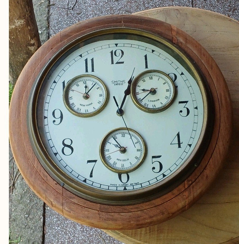 Grote Engelse Houten Wandklok met Meerdere Tijdzones, Antiek en Kunst, Ophalen of Verzenden