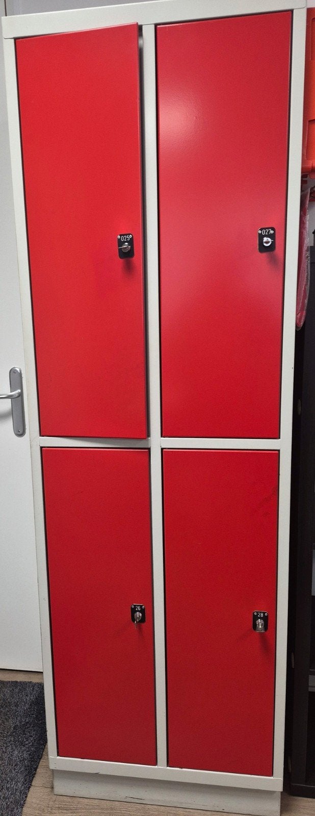 Rode lockers met 4 vakken/ deuren / opbergvakken, Ophalen of Verzenden, Gebruikt, Industrieel