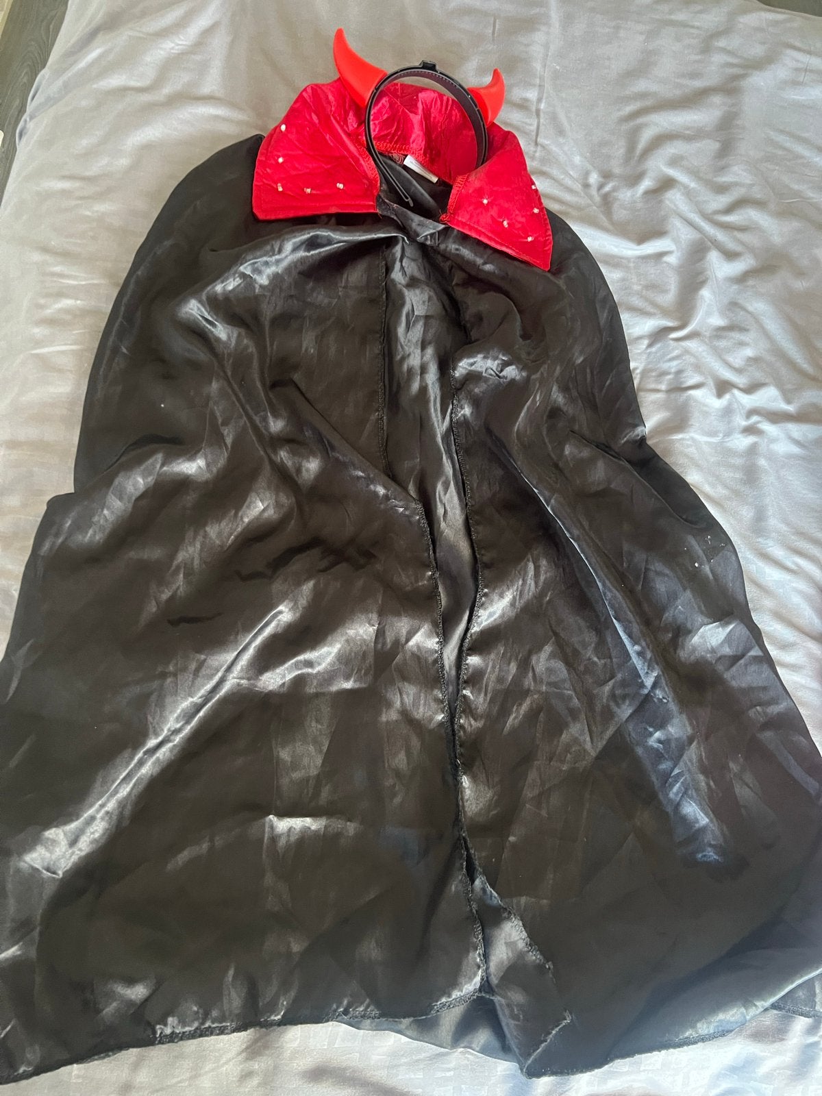 Duivel cape met hoorntjes - Halloween/Carnaval, Ophalen, Gebruikt, 122 t/m 128, Jongen of Meisje