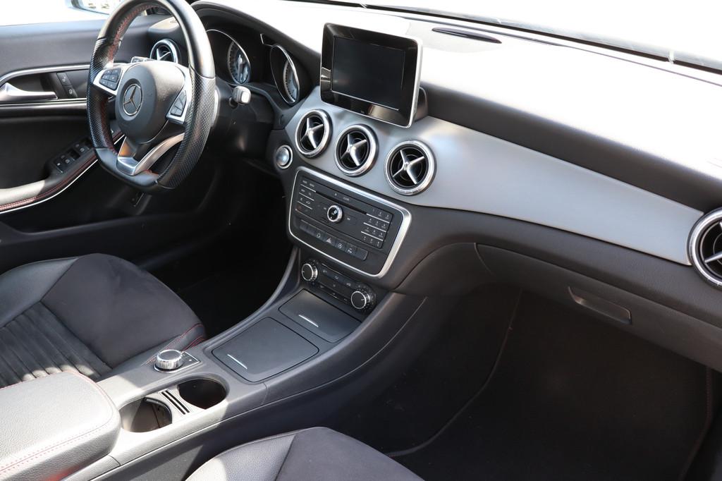 Mercedes-Benz CLA-Klasse 180 Ambition AMG Automaat Navigatie, Auto's, Mercedes-Benz, Gebruikt, Euro 6, 4 cilinders, Alcantara