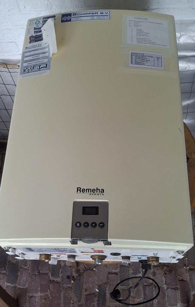 Remeha Avanta 28C combi CV  Compleet met Thermostaat en pijp, Doe-het-zelf en Verbouw, Ophalen, 30 tot 80 cm, Gebruikt, Hoog rendement (Hr)