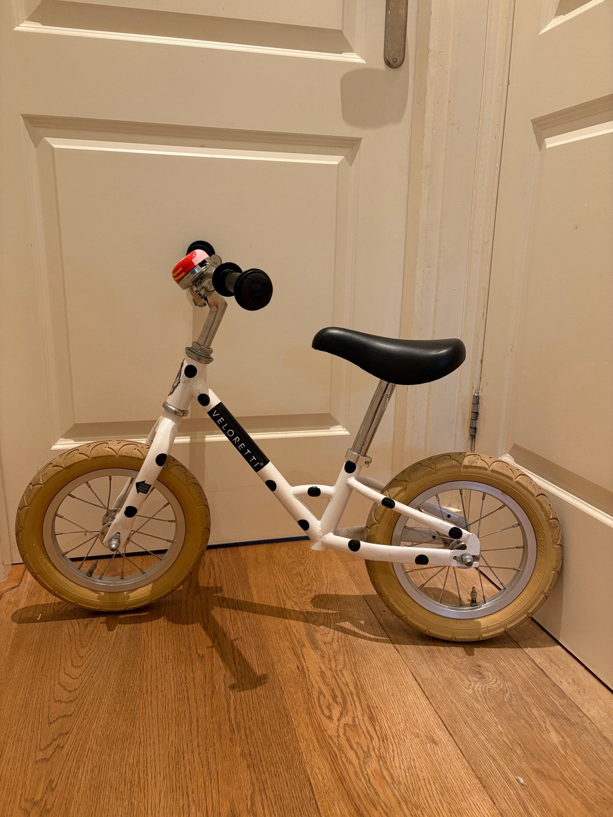 Veloretti loopfiets wit met zwarte stippen (limited edition), Ophalen, Gebruikt, Minder dan 16 inch