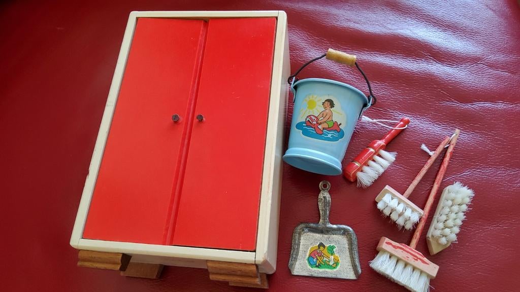 Vintage blikken schoonmaakset met houten kast voor de pop., Antiek en Kunst, Ophalen of Verzenden