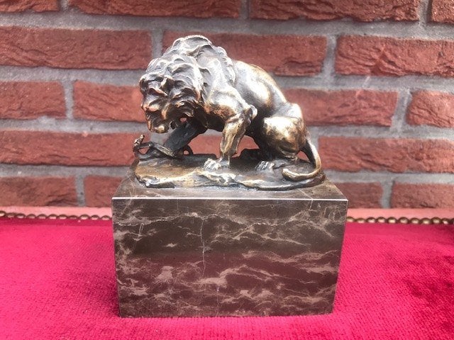 leeuw in gevecht met slang, brons en marmer, Antiek en Kunst, Ophalen of Verzenden, Brons, Scène, Beeld