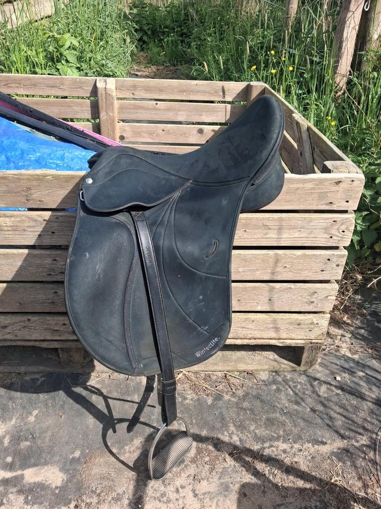 Wintec D'lux Lite Wide 17.5 inch, Dieren en Toebehoren, Paarden en Pony's | Zadels, Ophalen of Verzenden, Zo goed als nieuw, Dressuur